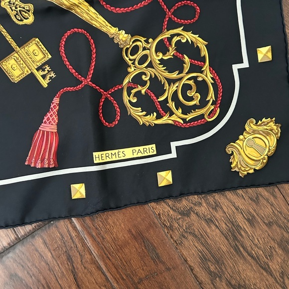 Rare Hermes Paris France Les Cles "The Keys" Key & Tassel Motif 100% Silk Scarf - Picture 7 of 7